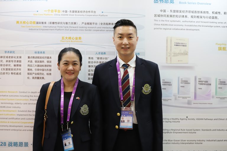 暹罗大学外事处处长朱映丽博士与助理刘金泽博士