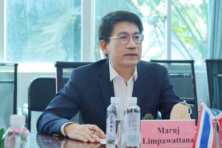 暹罗大学副校长马路·林巴瓦塔纳发言