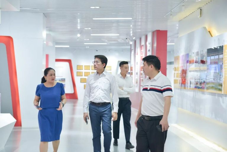 暹罗大学代表团参观广西外国语学院校史馆