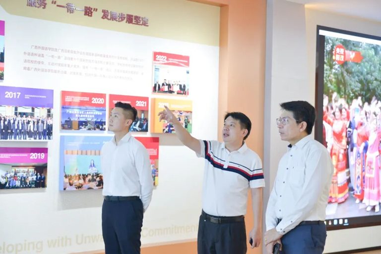 暹罗大学代表团参观广西外国语学院国际化办学成果展