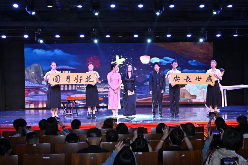 节目《月满与荣光》书法表演